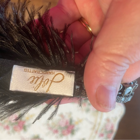 1920s flapper headpiece with sequins and feather and long faux pearl necklace - Picture 4 of 4